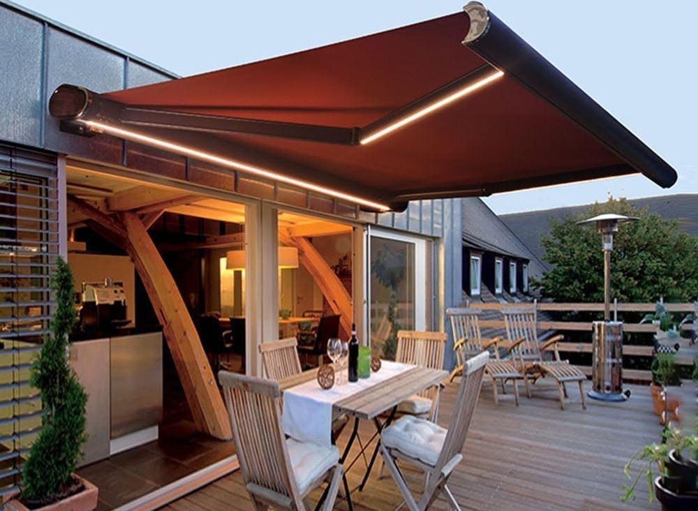 Florida patio with retractable sun shades providing comfortable shade coverage over outdoor seating area